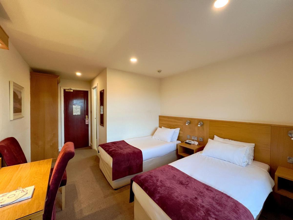 The Lucan Spa Hotel エクステリア 写真
