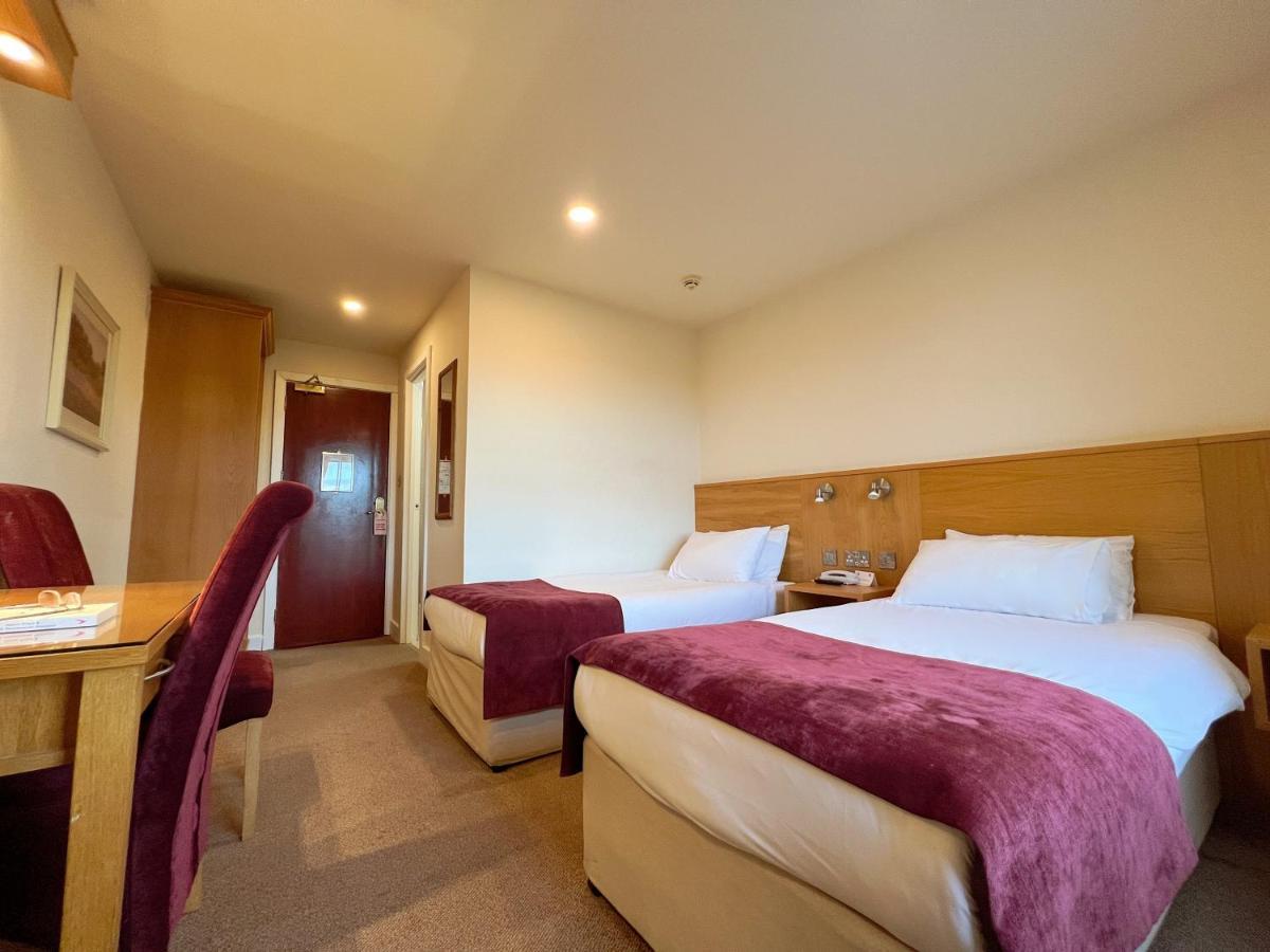 The Lucan Spa Hotel エクステリア 写真