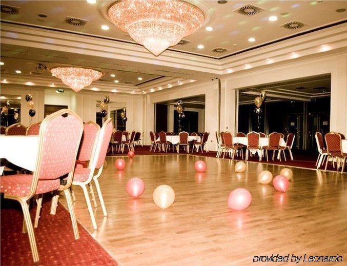 The Lucan Spa Hotel エクステリア 写真
