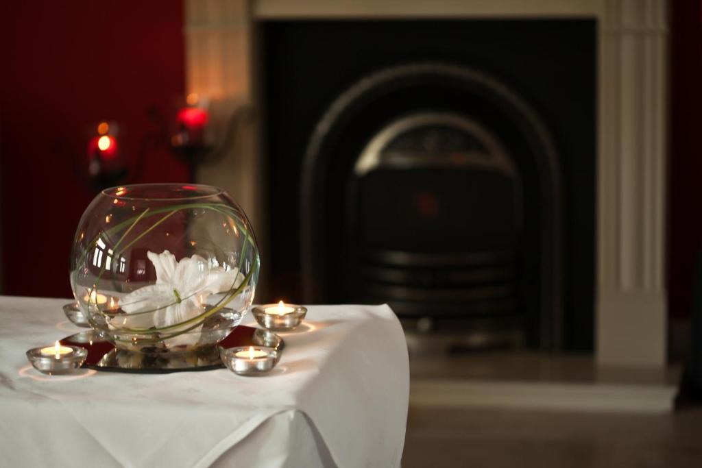 The Lucan Spa Hotel エクステリア 写真