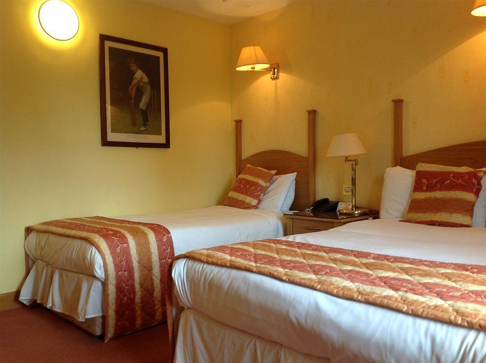 The Lucan Spa Hotel エクステリア 写真