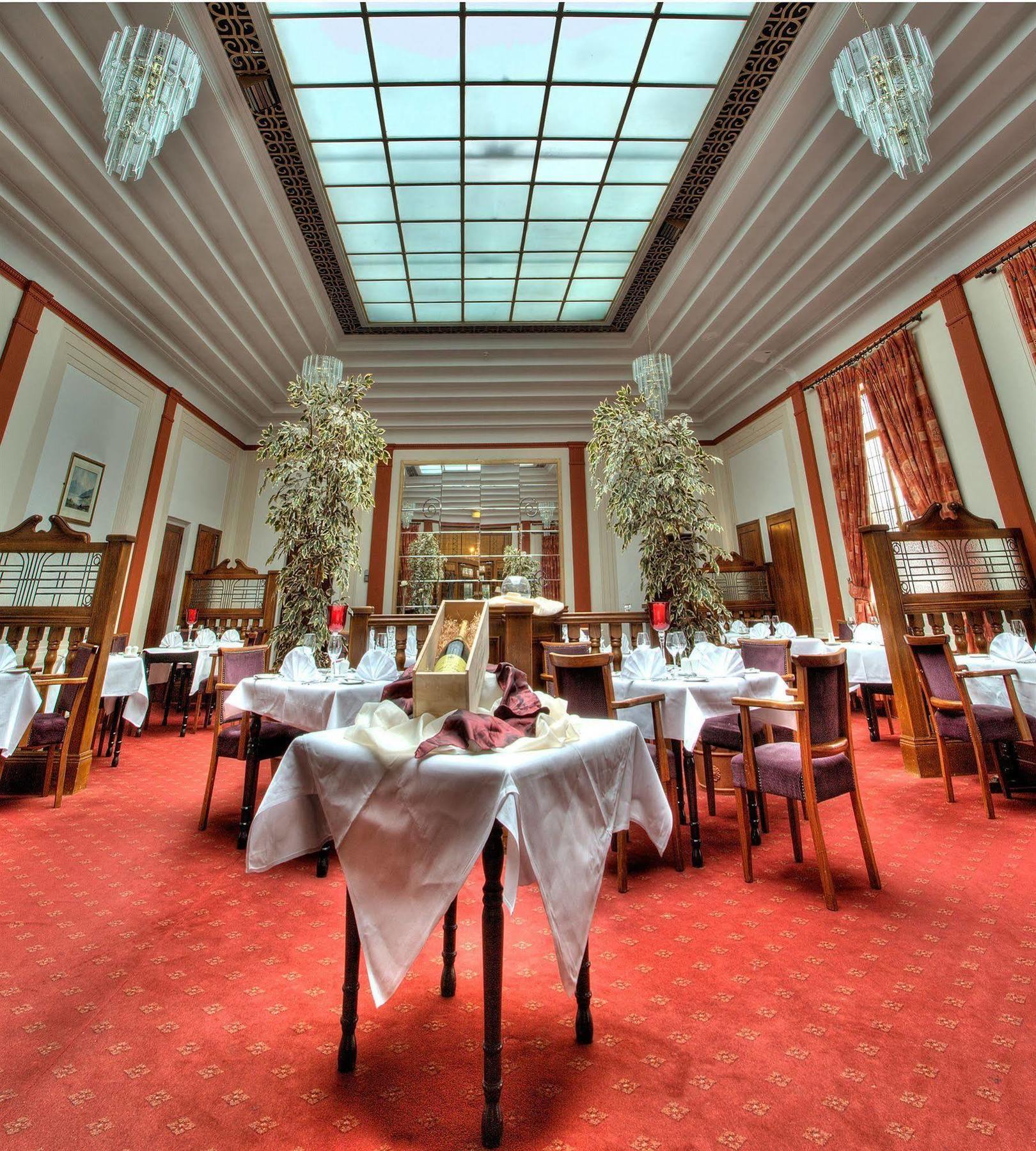 The Lucan Spa Hotel エクステリア 写真