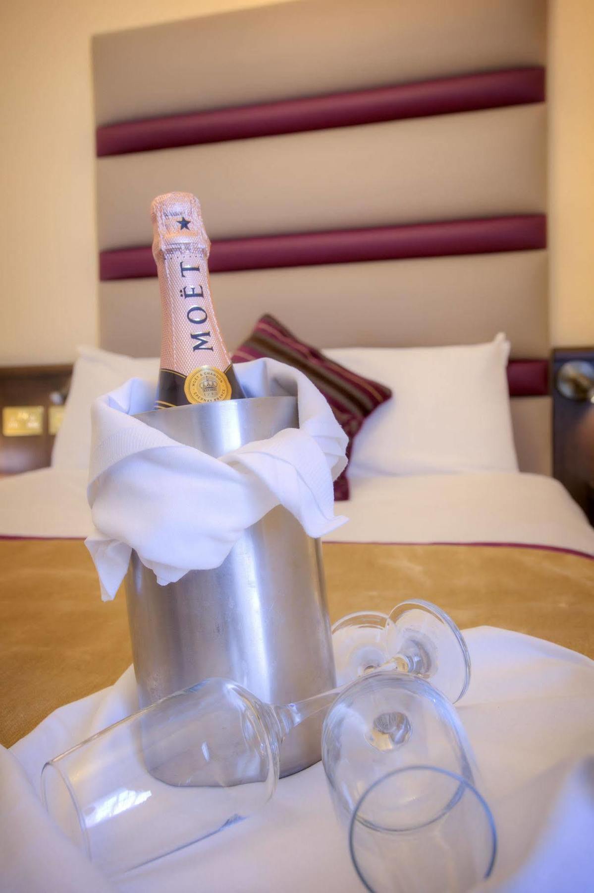 The Lucan Spa Hotel エクステリア 写真