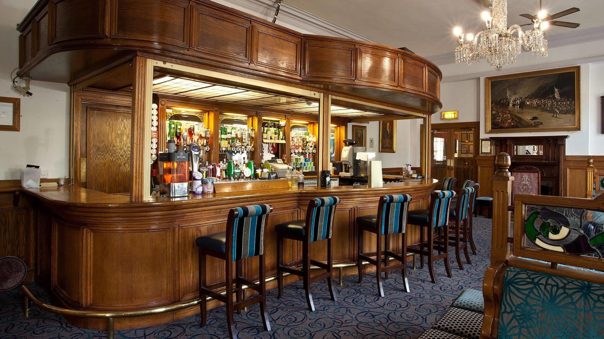 The Lucan Spa Hotel エクステリア 写真