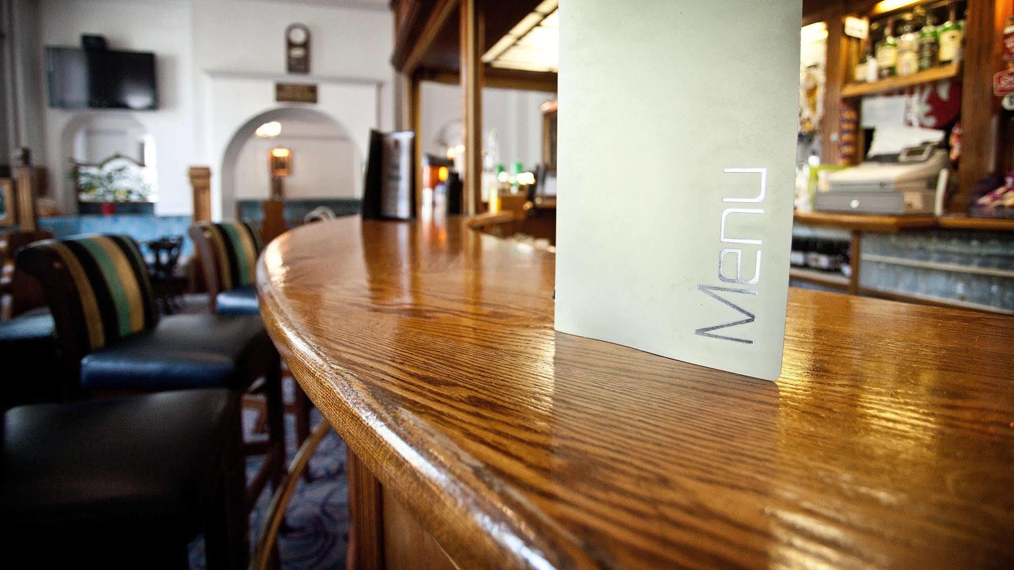 The Lucan Spa Hotel エクステリア 写真